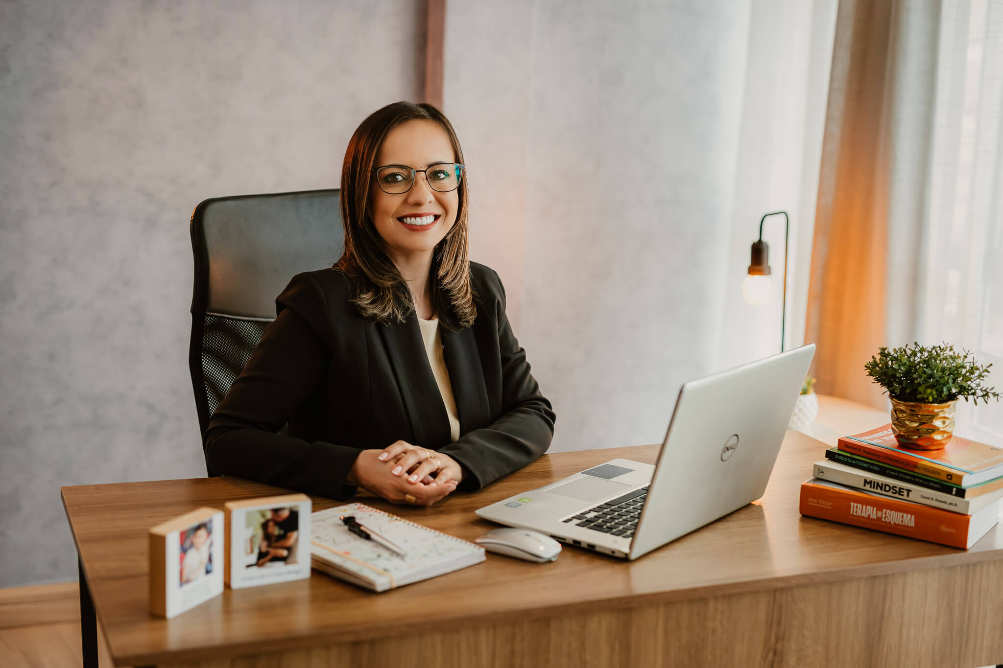 Sou Psic&oacute;loga, com especializa&ccedil;&atilde;o em Gest&atilde;o de Pessoas e forma&ccedil;&otilde;es em Coaching, An&aacute;lise de Perfil Comportamental e Terapeuta Cognitivo Comportamental.

Tenho mais de 15&nbsp;anos de experi&ecirc;ncia na &aacute;rea de Recursos Humanos, atuando em projetos que visam aumento da performance e qualidade das equipes atrav&eacute;s do desenvolvimento de compet&ecirc;ncias de lideran&ccedil;a e programas voltados a Reten&ccedil;&atilde;o e Desenvolvimento de Talentos.

Tamb&eacute;m tenho uma grande paix&atilde;o pelo processo de terapia e coaching, que nos &uacute;ltimos 5 anos se efetivou com mais de 4 mil horas dedicadas aos atendimentos.

Como profissional eu sempre soube que minha miss&atilde;o era ajudar as pessoas a levar a vida de forma mais leve, por isso, estarei aqui para te ouvir e auxiliar a encontrar os caminhos para a felicidade, que com certeza est&atilde;o a&iacute; dentro de voc&ecirc;!

Fernanda Soares
